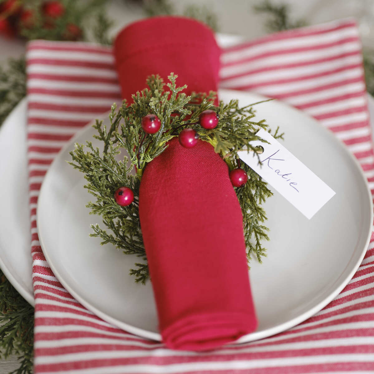 Foliage and Berry Christmas Napkin Rings - Image 4