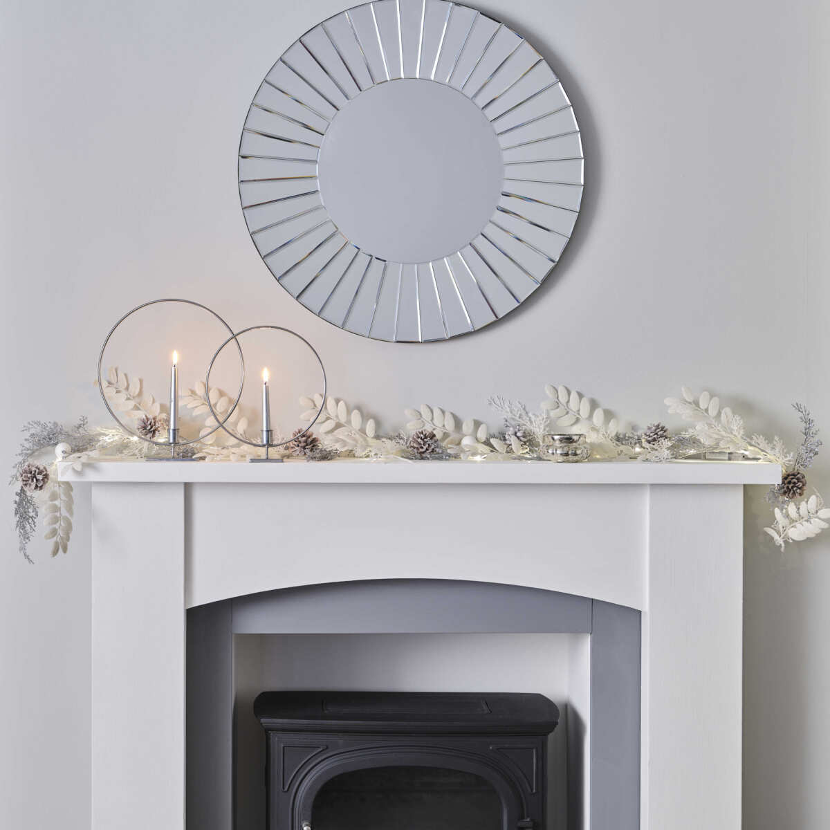 White and Silver Berry Foliage Garland - Image 3